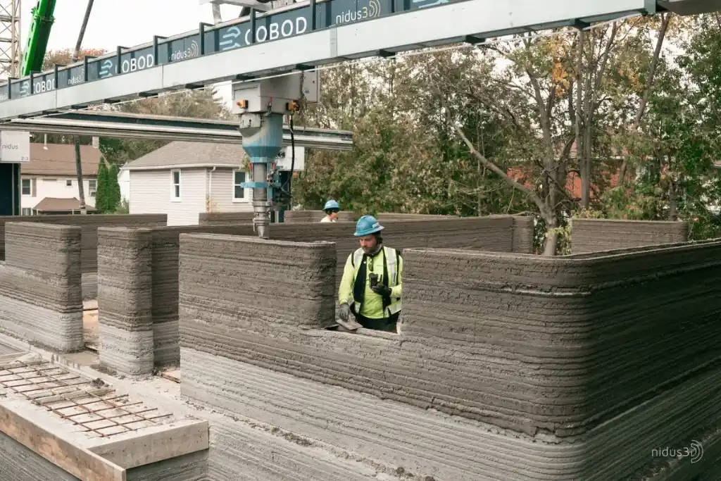 Close-up de uma treliça estrutural impressa em 3D, feita de plástico reciclado, demonstrando leveza e robustez para construção civil.
