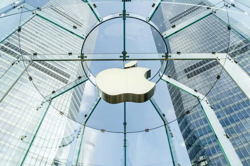 Logo da Apple em uma fachada de uma loja, sinalizando que a empresa pode ampliar a vantagem contra fabricantes Android em meio à crise no setor de eletrônicos.