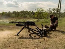Robô militar terrestre operando em ambiente de conflito, destacando o avanço da automação em operações de defesa.