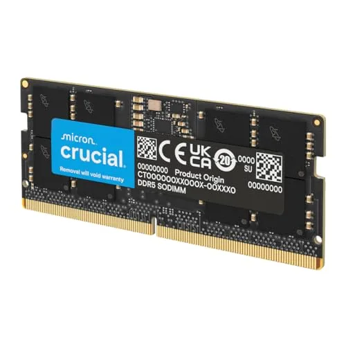 Módulo de memória RAM DDR5 sendo instalado em um laptop, com chips visíveis e layout moderno.