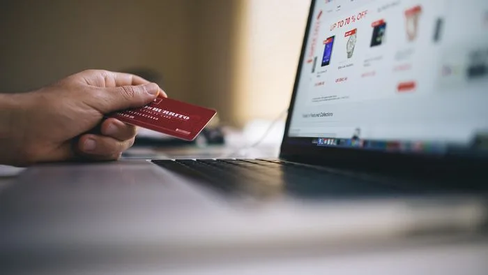 Uma figura ilustrativa de uma mão apertando a mão de um robô, simbolizando a união entre a inteligência humana e a tecnologia para a fidelização de clientes no varejo.