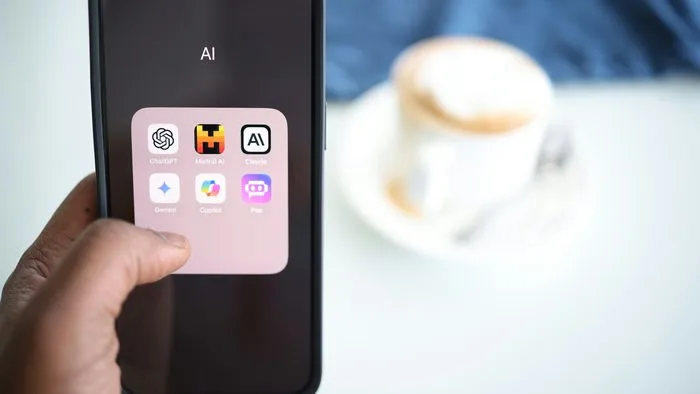 Imagem que representa uma ferramenta de inteligência artificial com um prompt de chat e gráficos abstratos ao fundo, simbolizando dados e tecnologia. Uma cabeça humana estilizada com 'IA' escrito na parte de dentro, simbolizando o intelecto artificial.