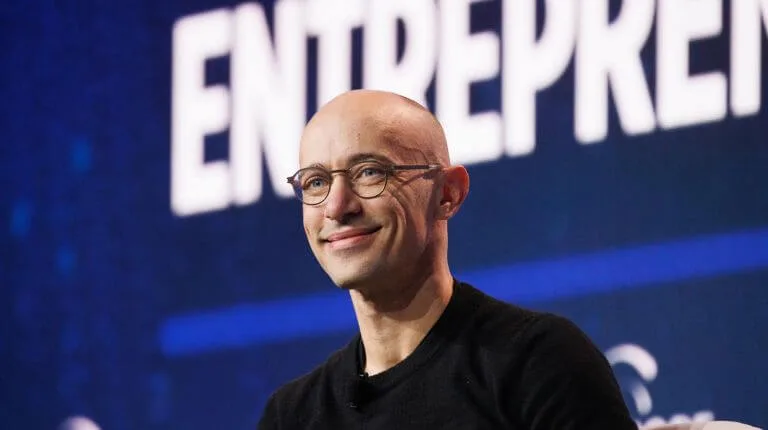 Harley Finkelstein, presidente da Shopify, discute como a inteligência artificial está impactando o empreendedorismo e o e-commerce.