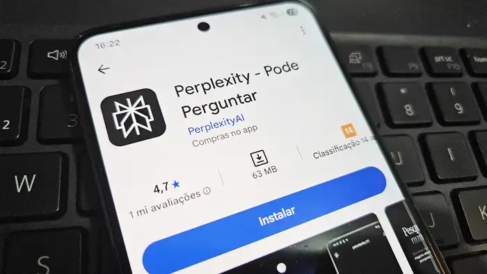 Interface do Perplexity AI com caixa de busca e tópicos de notícias gerados por IA