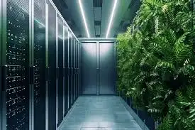 Visão aérea de um datacenter moderno, com painéis solares e turbinas eólicas ao fundo, simbolizando a tentativa de ser 'verde'.