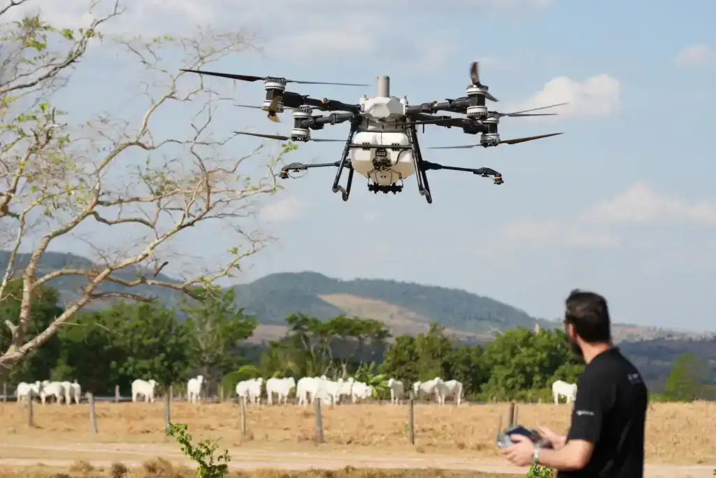 Drones agrícolas sobrevoando lavoura, realizando pulverização precisa e otimizando a produção em fazendas modernas.