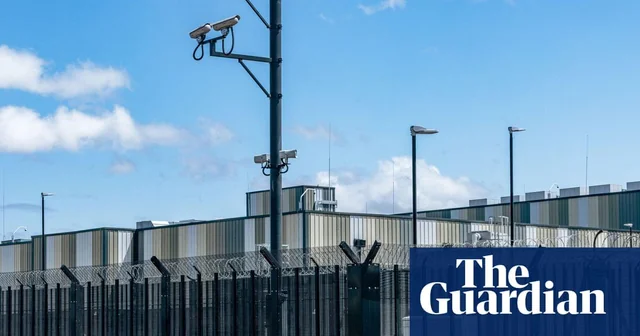 Ampla imagem de um data center moderno com fileiras de servidores iluminados e cabos coloridos, representando o consumo de energia da IA.