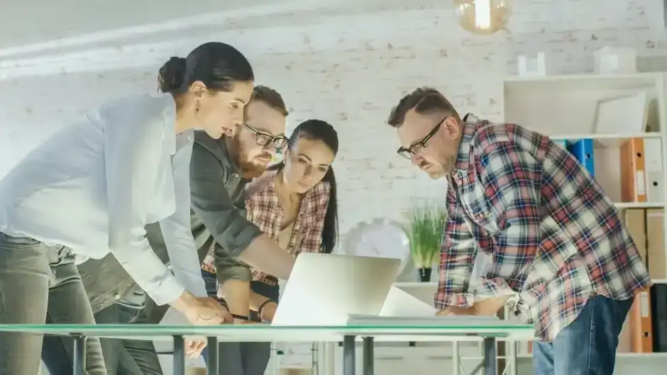 Close-up de mãos digitando em um teclado futurista sobre uma tela com elementos de IA e código, simbolizando a interação homem-máquina e a 'workslop'.