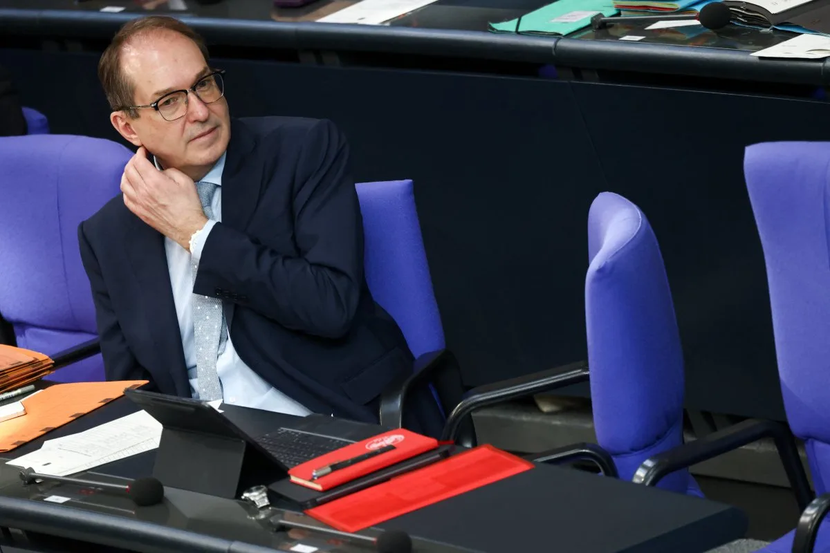 Ilustração de um escudo digital protegendo um mapa da Alemanha de símbolos de hacking e ataques cibernéticos, representando a nova legislação de segurança.