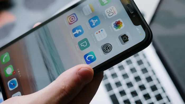 Imagem de um smartphone com um cadeado digital, simbolizando segurança em meio a uma ameaça cibernética.