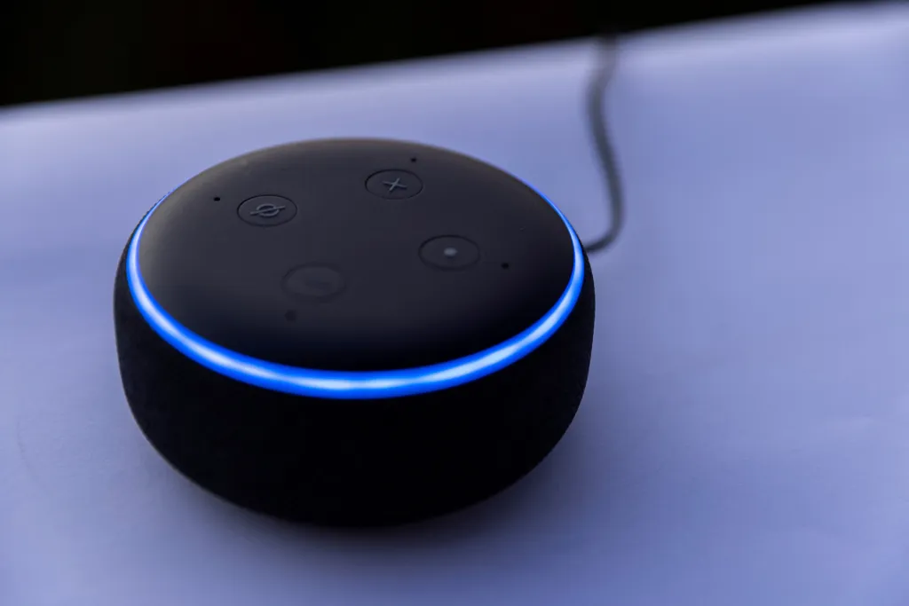 Uma imagem mostrando um dispositivo Amazon Echo Dot, um assistente de voz popular da Amazon, simbolizando a integração com IA.