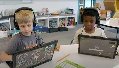 Pessoas interagindo com interfaces de inteligência artificial, simbolizando o desafio da inclusão digital e alfabetização em IA.