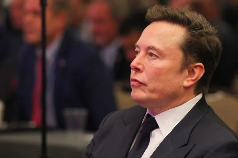 Elon Musk no centro de um gráfico de fluxograma com o logo da OpenAI, representando a disputa judicial e o controle da empresa