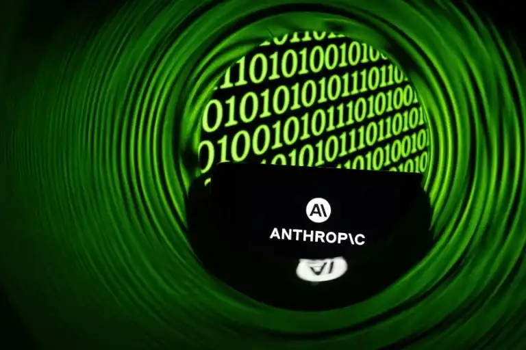 Cérebro cibernético em tons de azul e roxo representando inteligência artificial, conectado a uma rede de segurança digital. O cérebro simboliza o modelo Mythos AI e o ambiente cibernético ao redor, os riscos de segurança.