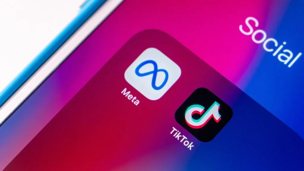 Representação abstrata de logotipos de redes sociais como Meta, TikTok e YouTube, simbolizando um julgamento legal.