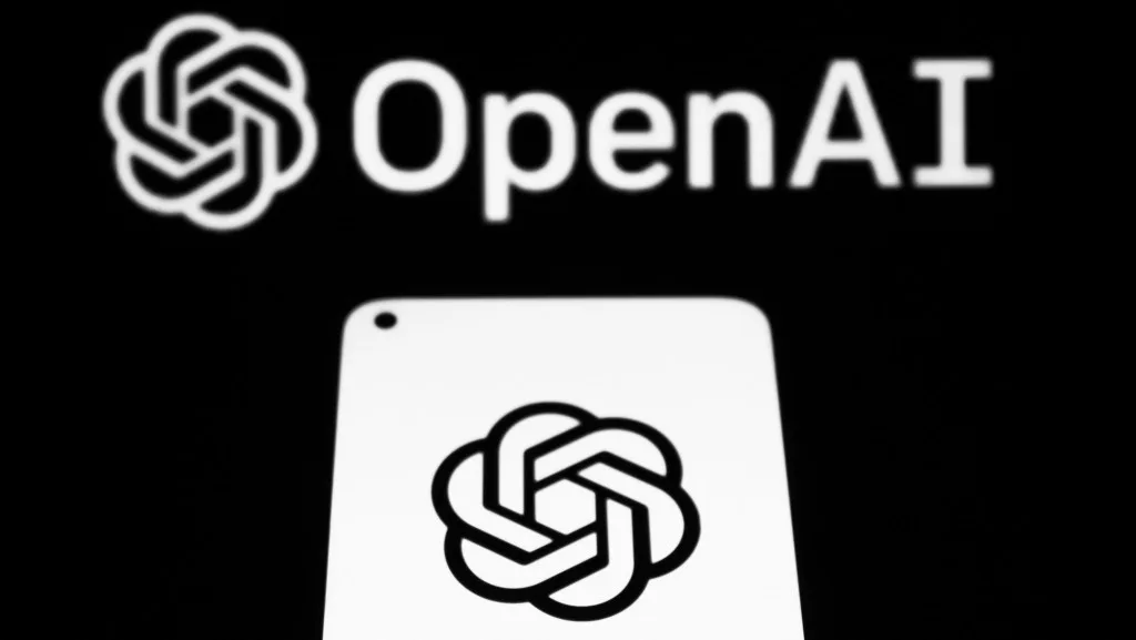 Logotipo da OpenAI exibido em tela de dispositivo móvel, simbolizando a empresa alvo do ataque