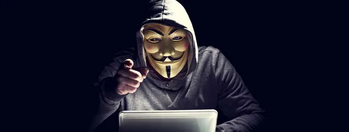 Diagrama detalhado mostrando o fluxo de uma solicitação de DNS sendo interceptada e redirecionada por um roteador comprometido, destacando o ataque de sequestro de DNS.