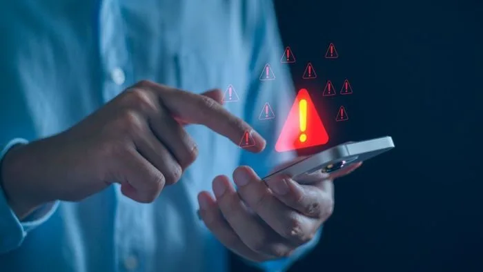 Smartphone exibindo os logotipos do WhatsApp e Telegram, simbolizando a segurança de aplicativos de mensagens contra ataques cibernéticos.