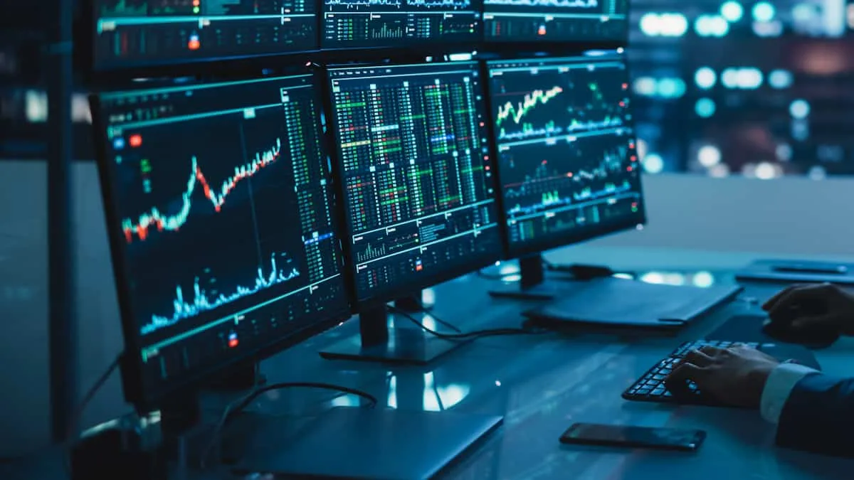 Ilustração de engrenagens interligadas em uma mente robótica, simbolizando a fusão de IA e automação para a construção eficiente de negócios.