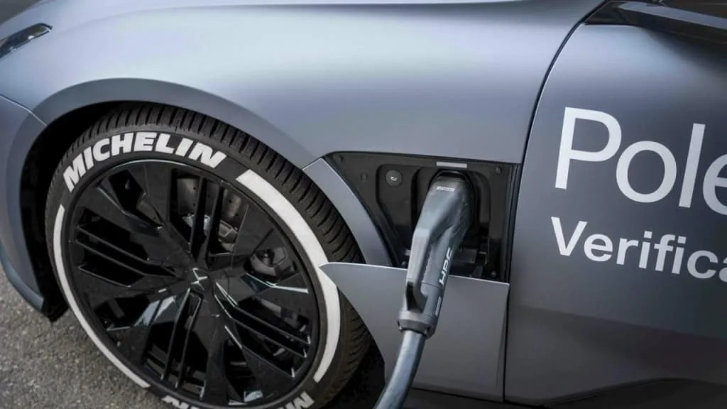 Imagem ilustrativa de um carro elétrico carregando em um ponto de recarga ultrarrápido