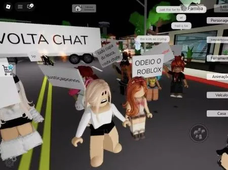 Usuários de Roblox protestando com cartazes após novas regras de checagem de idade, com a tela do jogo ao fundo.