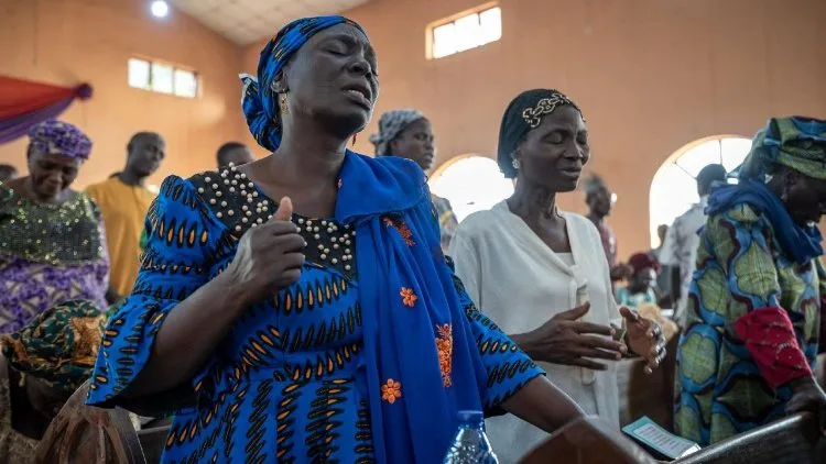 Mãos em um teclado de notebook com a interface de um projeto web, simbolizando programação e colaboração em um ambiente de desenvolvimento.