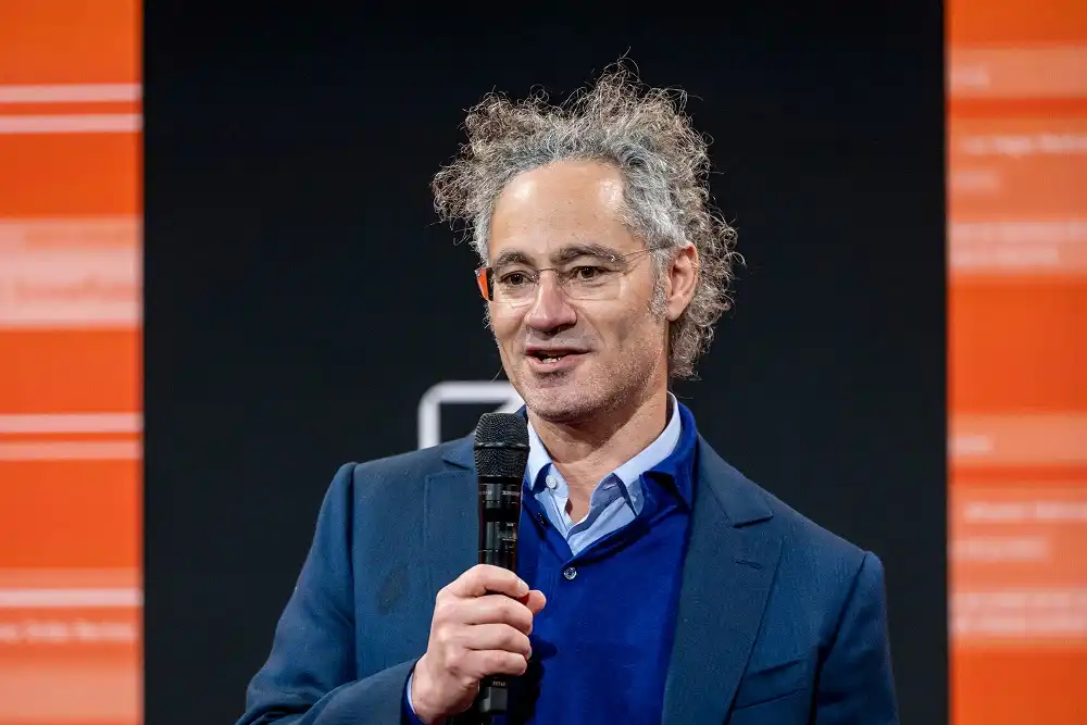 Mãos segurando um martelo de juiz em um tribunal, representando a decisão judicial que impede o recrutamento de talentos em IA.
