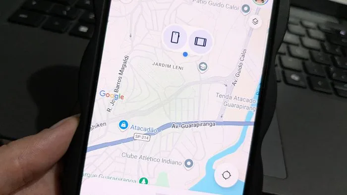 Pessoa usando um smartphone com uma visualização de mapa e opções de segurança, representando a busca e proteção de um celular perdido.
