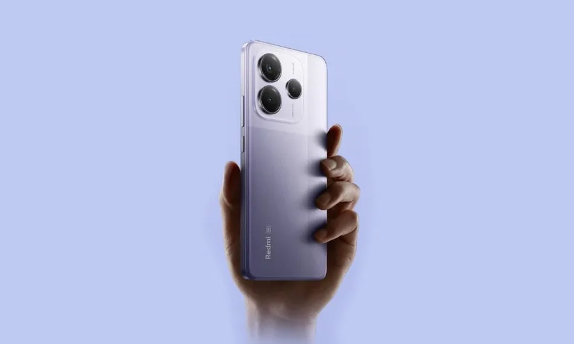 Close-up de um smartphone Xiaomi sendo carregado, com ícones de bateria e otimização aparecendo na tela, simbolizando a busca por maior autonomia.
