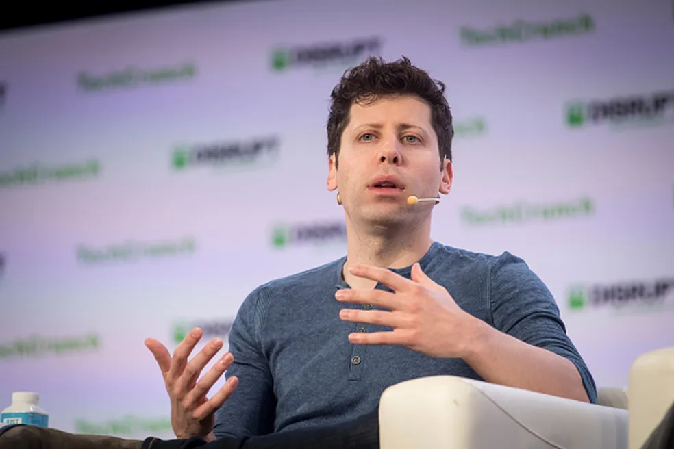 Sam Altman, CEO da OpenAI, durante encontro na Índia sobre o impacto da inteligência artificial, defendendo a criação de regras globais para IA.