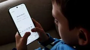 Imagem de um smartphone com o aplicativo ChatGPT da OpenAI em execução, representando a moderação de conteúdo.