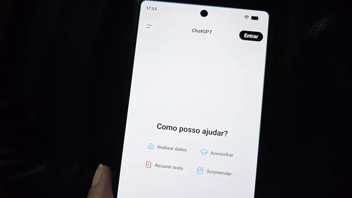 Pessoa digitando em um notebook com um ícone de chatbot flutuante na tela, representando a ajuda da inteligência artificial na organização de tarefas semanais.