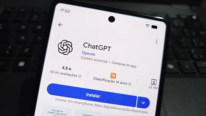 Pessoa digitando em um teclado de notebook, com a interface do ChatGPT e ícones de vídeo e áudio flutuando ao redor, simbolizando a interação da IA com resumos de conteúdo multimídia.