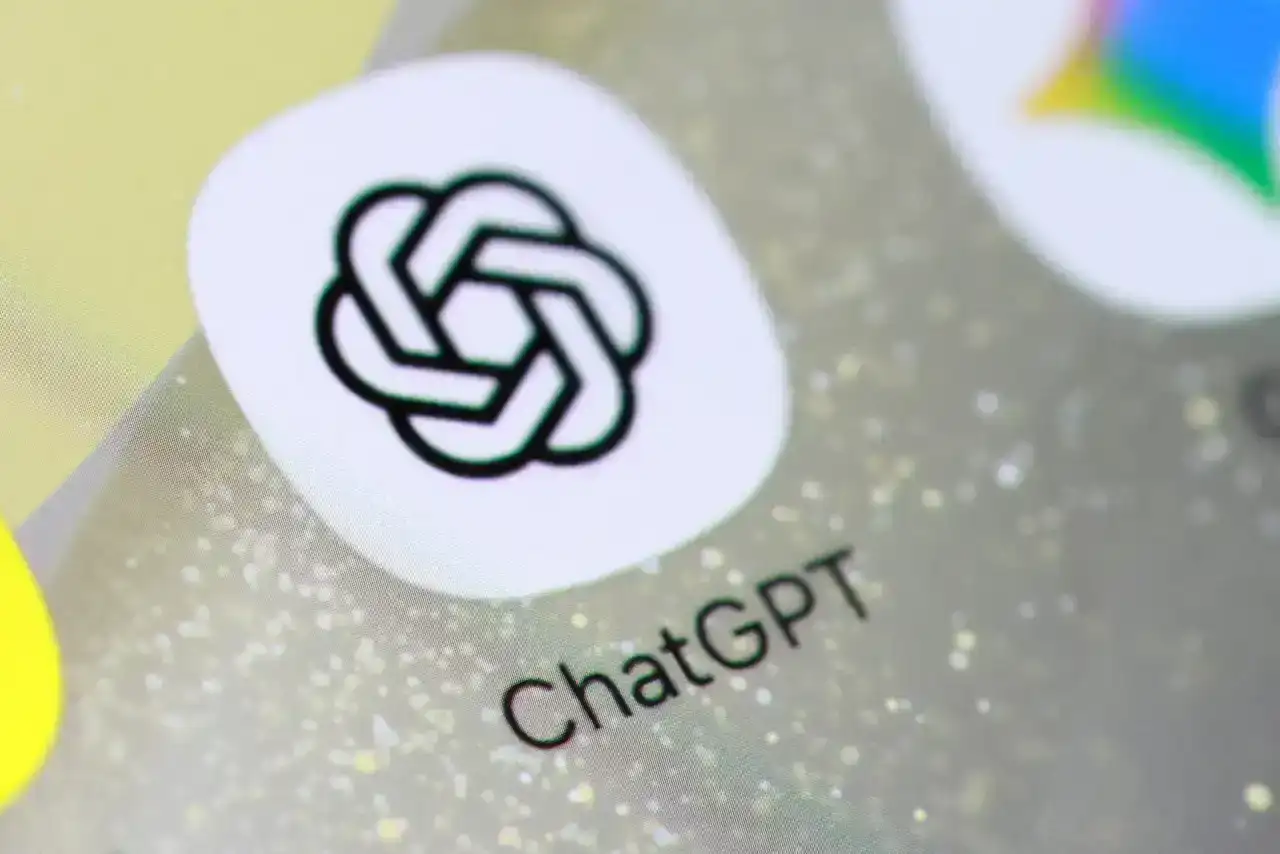 Captura de tela de um ambiente de desenvolvimento mostrando uma tentativa de conexão com a Internet bloqueada de dentro de um contêiner, simbolizando a falha de segurança no ChatGPT.