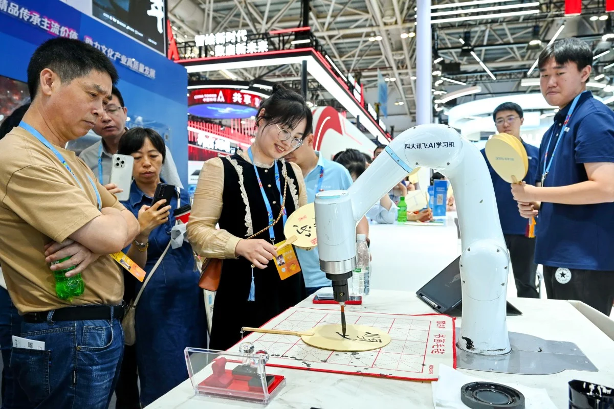 Engenheiros trabalhando em um laboratório com monitores mostrando código e gráficos de Inteligência Artificial, simbolizando a inovação em Guangdong, China.