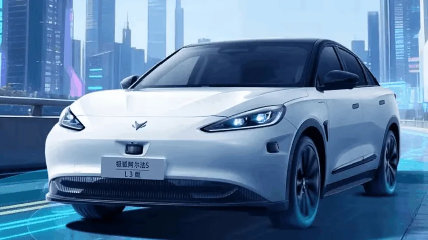 Carro autônomo em estrada urbana com sinalização digital e paisagem futurista da China, representando a inovação e regulamentação.