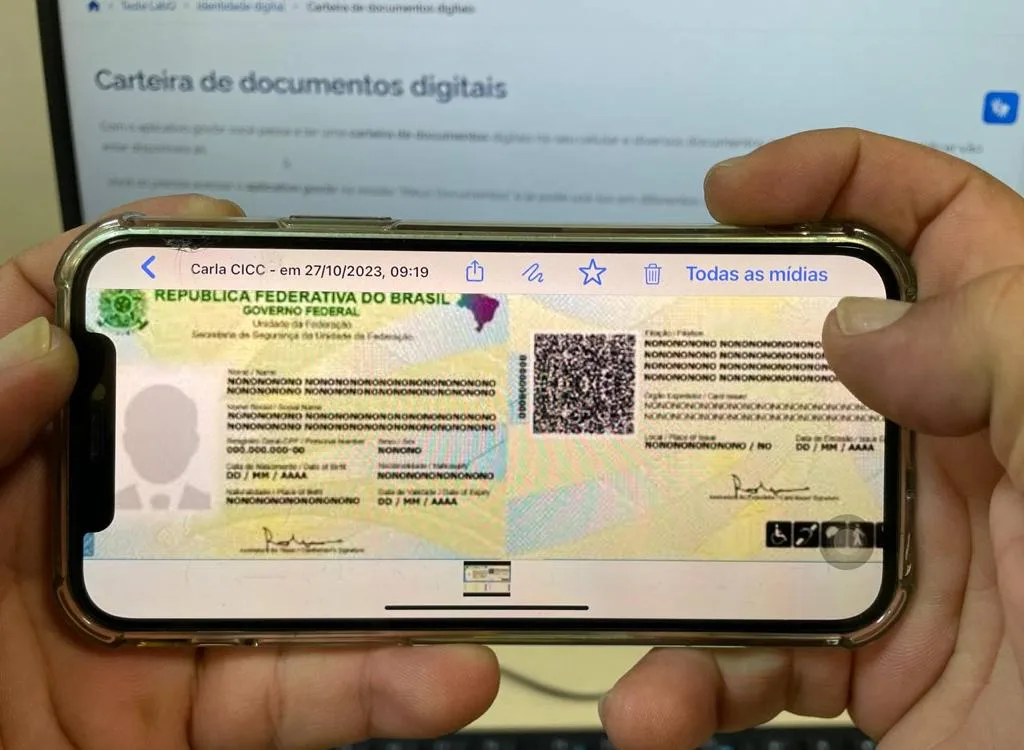 Tela de celular exibindo a Carteira de Identidade Nacional (CIN) digital, com o símbolo do Gov.br e um QR Code para segurança.
