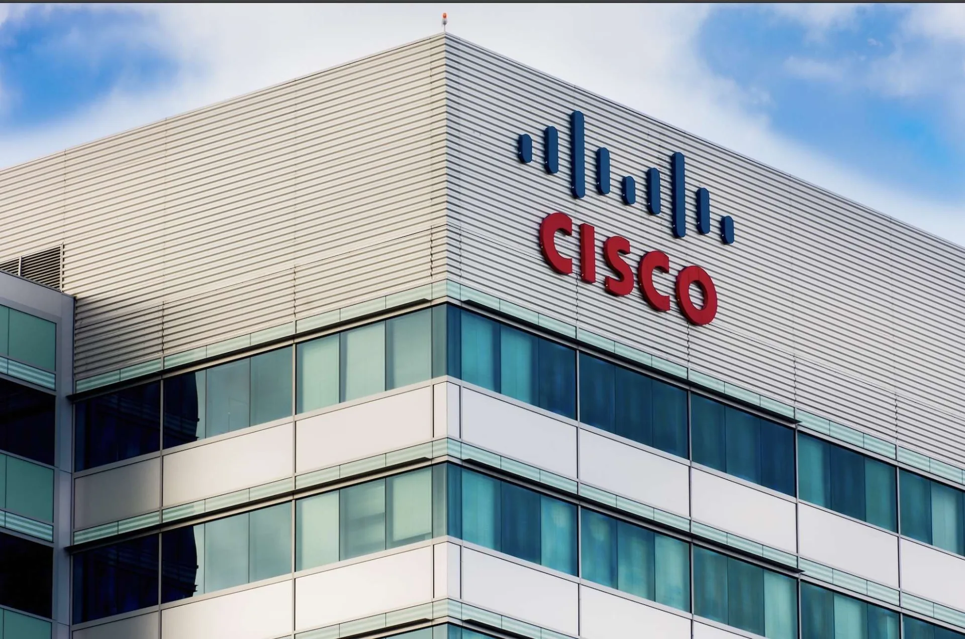Logotipo da Cisco em azul escuro, simbolizando a transição da empresa para novas áreas como IA e software.