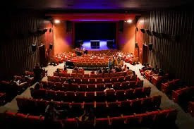 Interface do Clusterflick mostrando listagens de filmes e informações de clubes de cinema, com destaque para a organização de eventos.