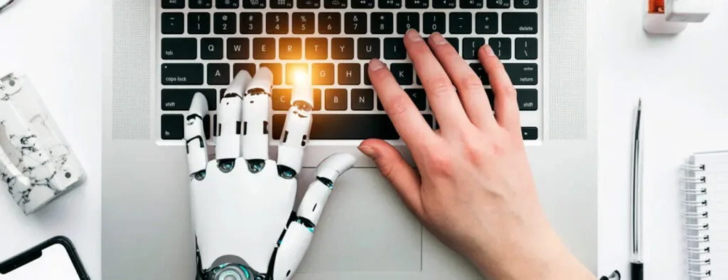 Desenvolvedor revisando código gerado por inteligência artificial em tela de computador