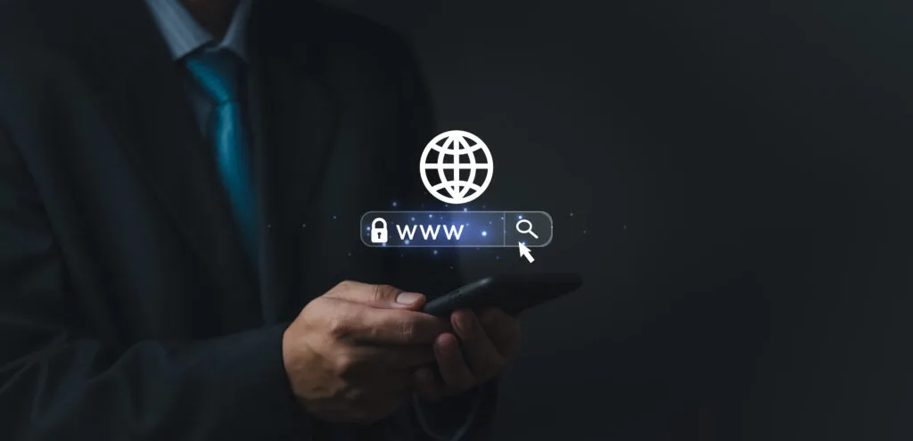 Detetive digital utilizando computador para investigar registros de domínio e transações fraudulentas.