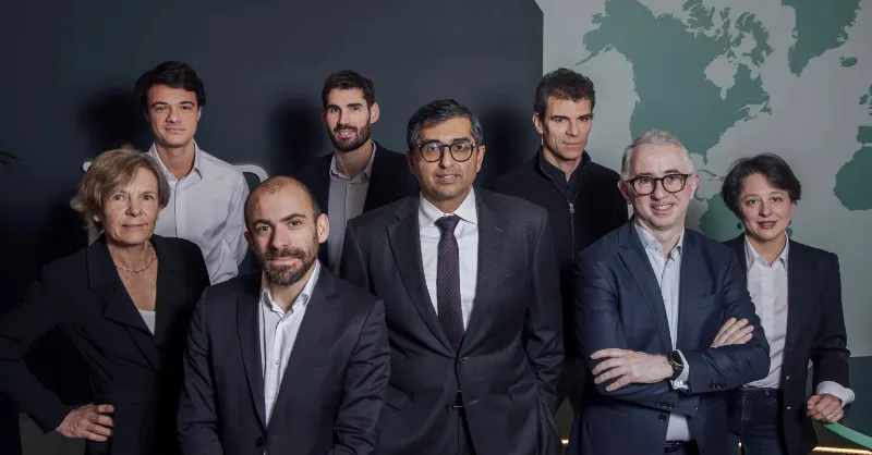 Close-up de componentes de computador quântico com lasers e luzes vibrantes, simbolizando inovação e complexidade tecnológica