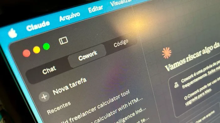 Interface do Cowork, o agente de IA do Claude, mostrando um comando de organização de arquivos em um ambiente macOS.