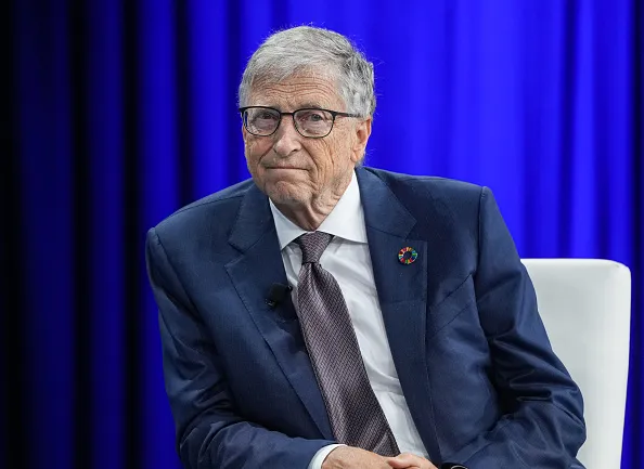 Bill Gates durante palestra realizada em Estocolmo, Suécia, em imagem relacionada ao cancelamento na Cúpula de IA.