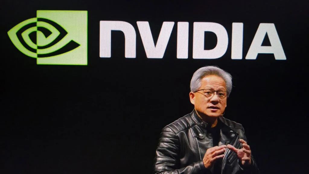 CEO da Nvidia, Jensen Huang, em evento. A empresa enfrenta rumores de tensão com a OpenAI sobre fornecimento de chips para IA.