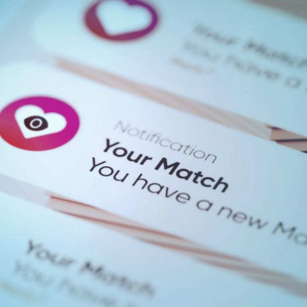 Ilustração de um celular exibindo um aplicativo de namoro com ícones de perigo e cadeados, simbolizando um golpe de malware.