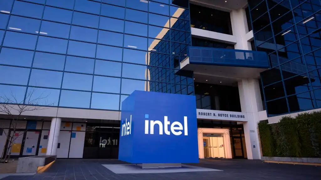 Logotipo da Intel em destaque, simbolizando a recuperação da empresa no mercado de semicondutores após um período de crise.