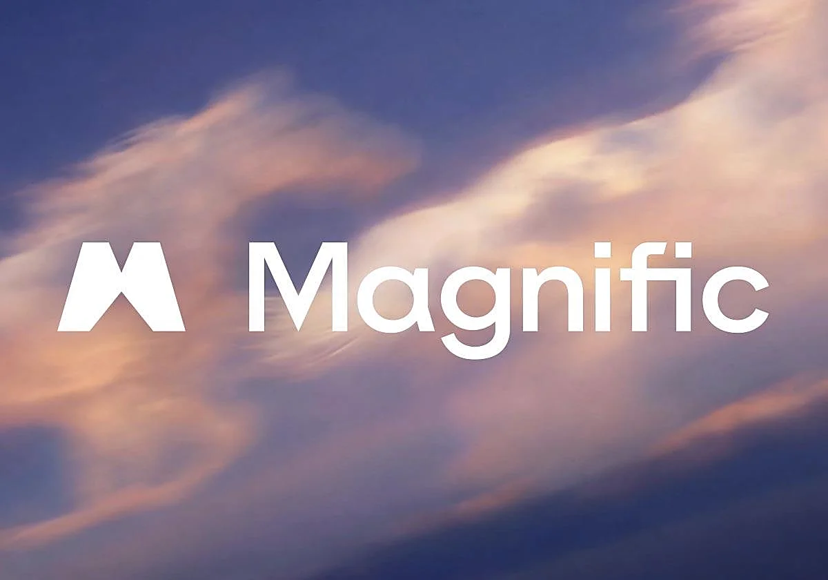 Logotipo de Magnific em destaque, ilustrando a transição do Freepik para uma plataforma de IA criativa, com elementos visuais de arte digital abstrata ao fundo.