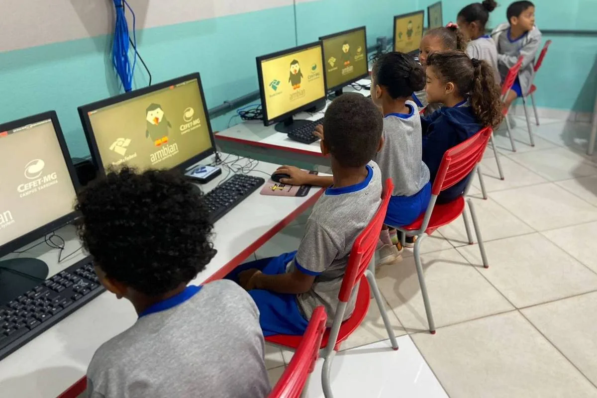 TV Boxes apreendidas sendo transformadas em computadores para escolas públicas brasileiras, um exemplo de reaproveitamento tecnológico e inclusão digital.