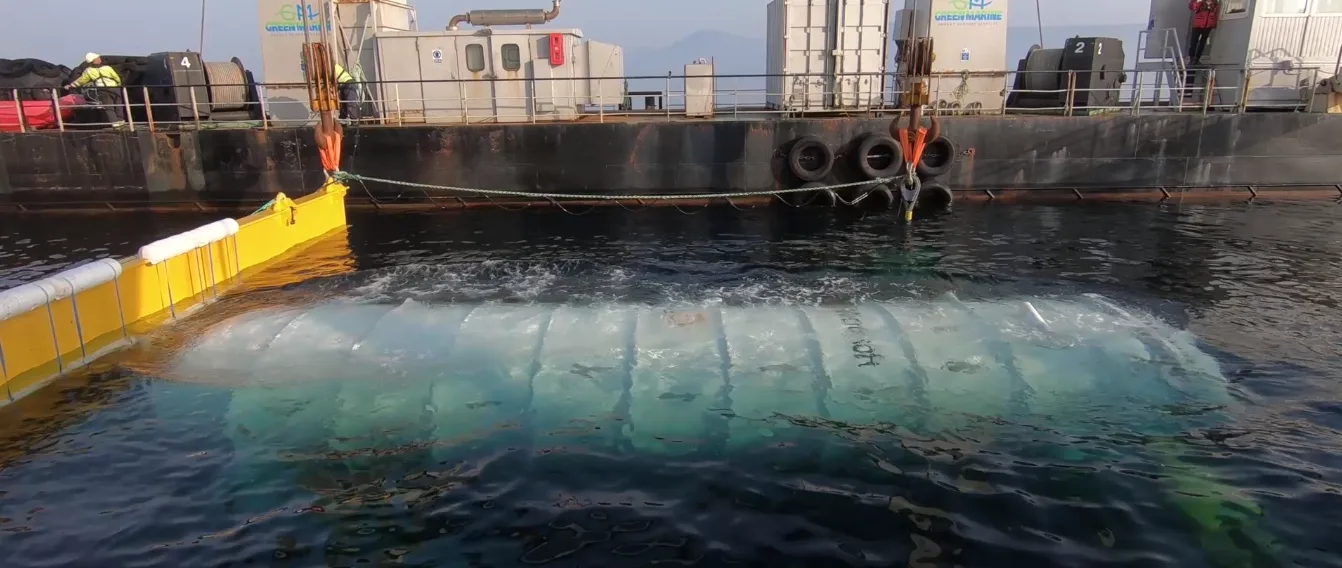 Ilustração de data centers flutuantes no meio do oceano, com torres e estruturas que captam energia das ondas, sob um céu parcialmente nublado.